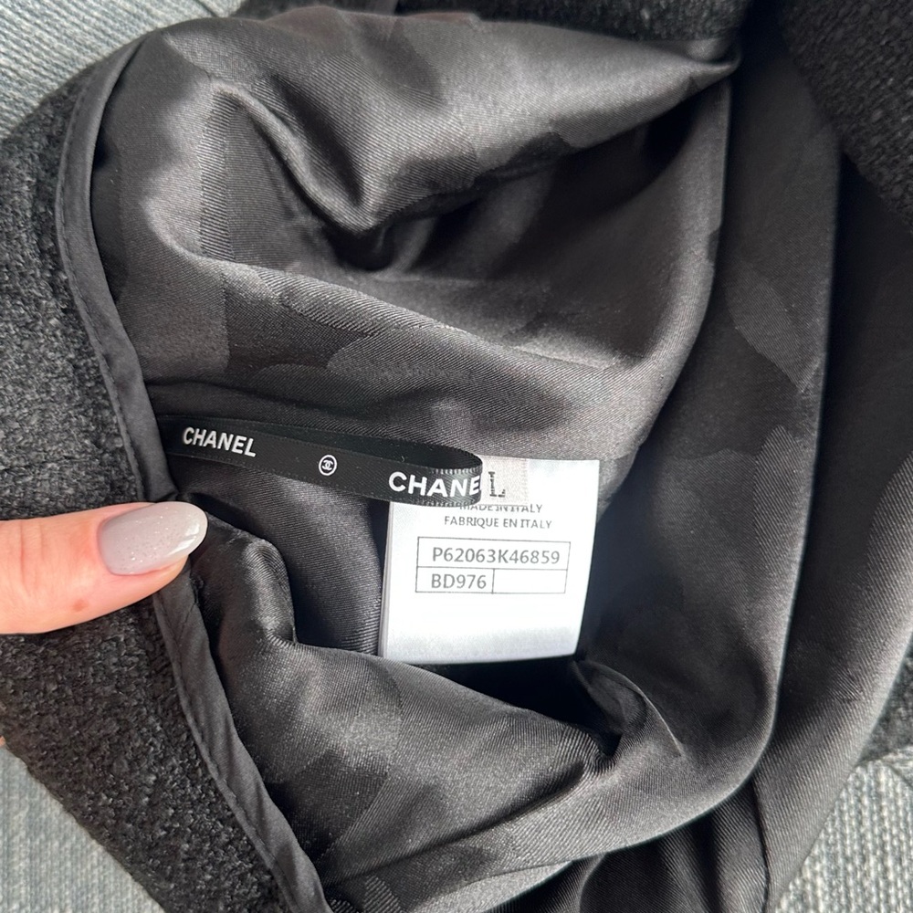 CHANEL Elegant Black Men's Shorts - Picture 3 of 8